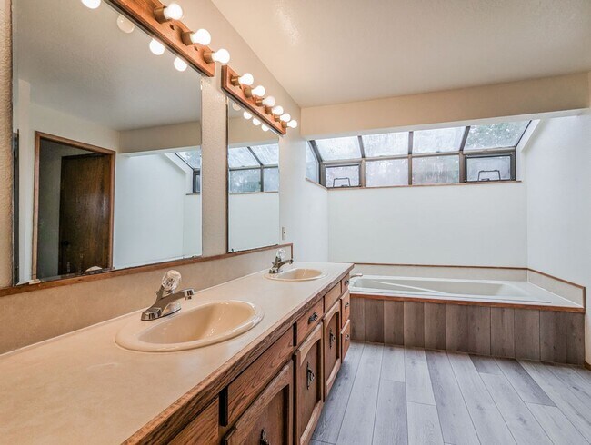 Building Photo - Move in ready 3 bedroom, 2.5 bath home wit...
