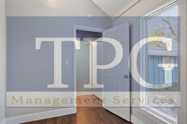 Building Photo - Newly Renovated, Pet Friendly Home in KCMO!
