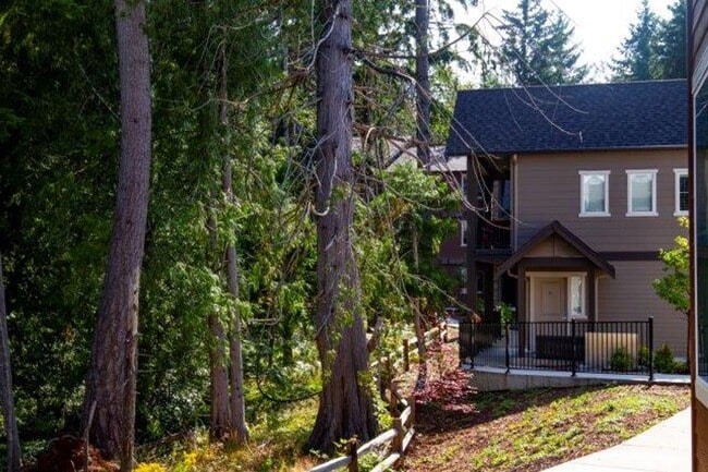 Building Photo - Come check out this 2 bedroom 2 bath with upscale interiors and open concept floorplan!