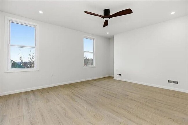 Building Photo - 4 bed 2.5 bath - stunning home, great location, must see.