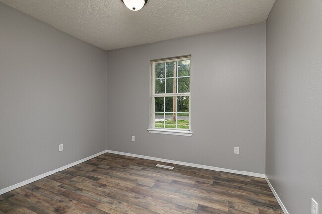 Building Photo - REMODELED 3 Bedroom | 2 Bathroom | 2 Car G...