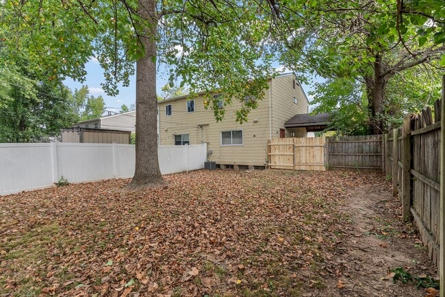Building Photo - Newly Updated 3-Bedroom Duplex with Fresh Paint and Flooring!