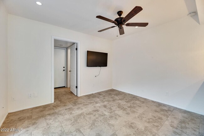 Building Photo - 325 E Bluebell Ln