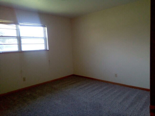 Building Photo - Knoxville 37918 - Beautiful 3 bedroom, 1.5 bath, brick rancher - Call Sharon Arnwine (865) 313-7215