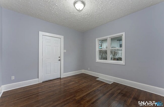 Building Photo - 87 Melrose Ave