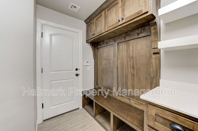 Building Photo - 560 Hackberry Ln
