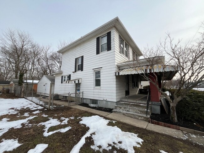 Building Photo - Fully Updated 3 Bedroom Home with 2 Car Garage