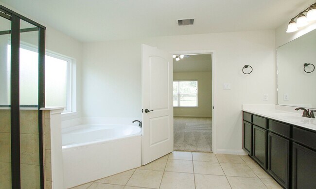 Building Photo - For Lease | 3 Bed, 2 Bath | 1,766 Sq Ft | ...