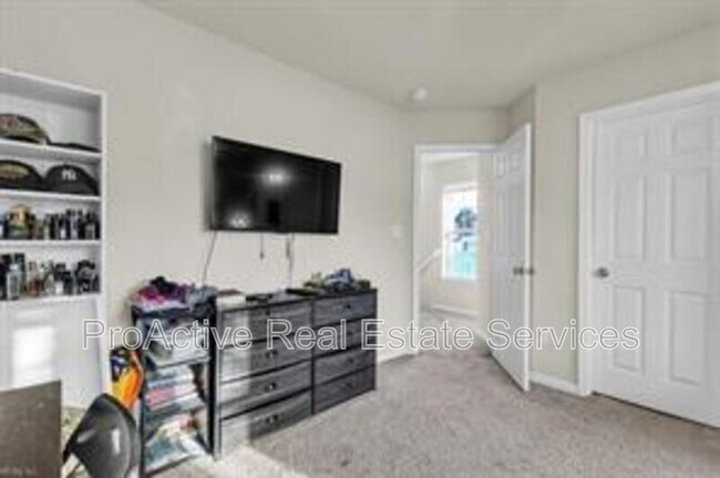 Building Photo - 223 N 7th St