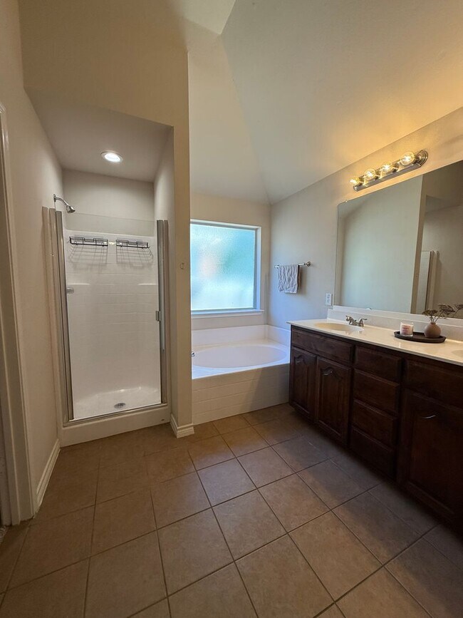 Building Photo - Adorable 4/2/2 located minutes from Weathe...