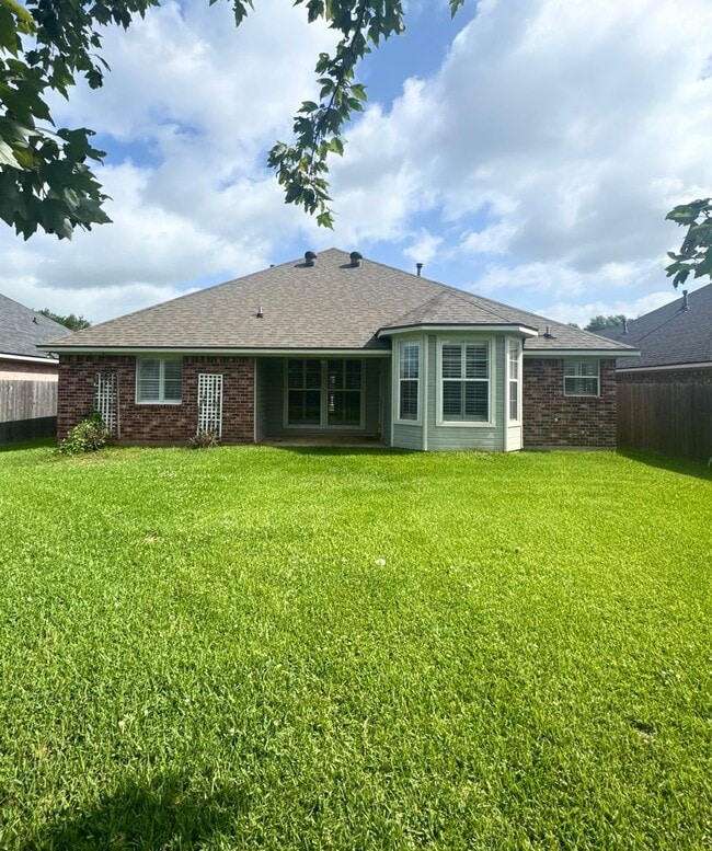 Building Photo - North Bossier Beauty