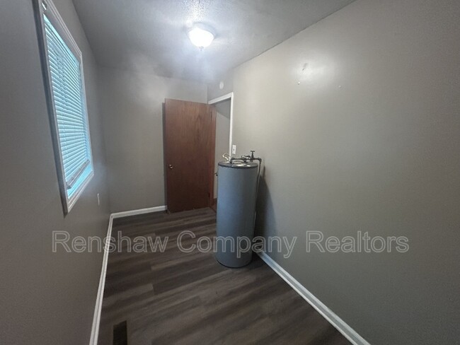 Building Photo - 109 McLin St