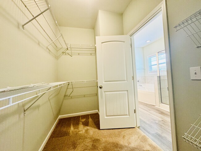 Building Photo - 464 Honeyhill Lp