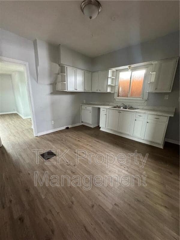 Building Photo - 5 Laser St