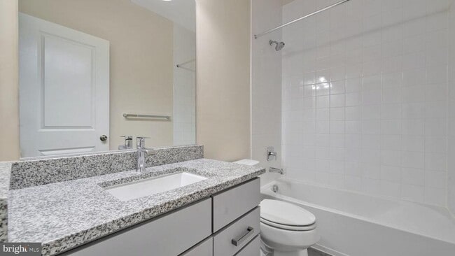 Building Photo - 513 Riversail Ln