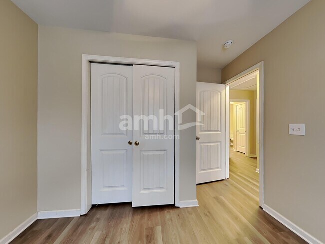 Building Photo - 8824 Shadowglen Dr