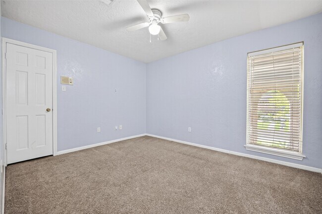 Building Photo - 8103 Oak Moss Dr