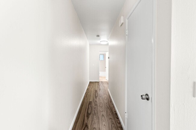 Building Photo - 400-402 Underhill Drive