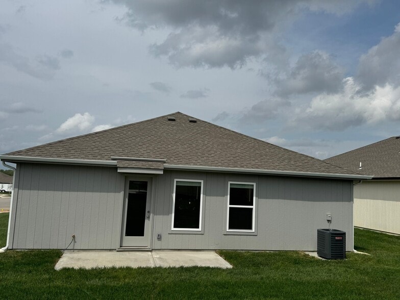 Building Photo - 518 N Pear St