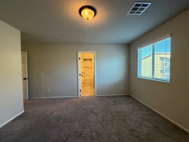 Building Photo - GATED 4 BED 2.5 BATH 2 CAR GARAGE SINGLE FAMILY HOME w/ LOFT, BEDROOM DOWNSTAIRS, NEXT TO COMMUNI...