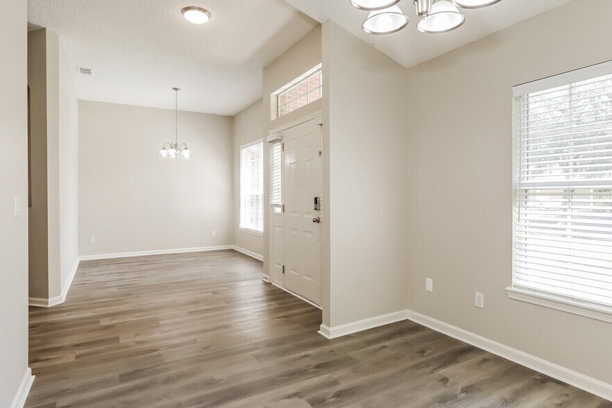 Building Photo - 2995 Thorncrest Dr