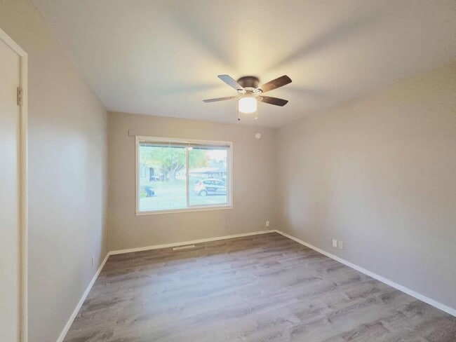 Building Photo - 1261/1263 Montana St. Duplex