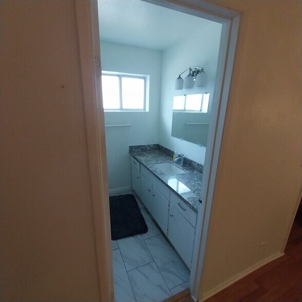 Building Photo - 164 S 10th St