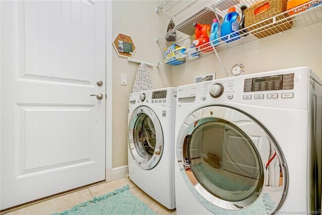 Building Photo - 521 NE Abaca Way