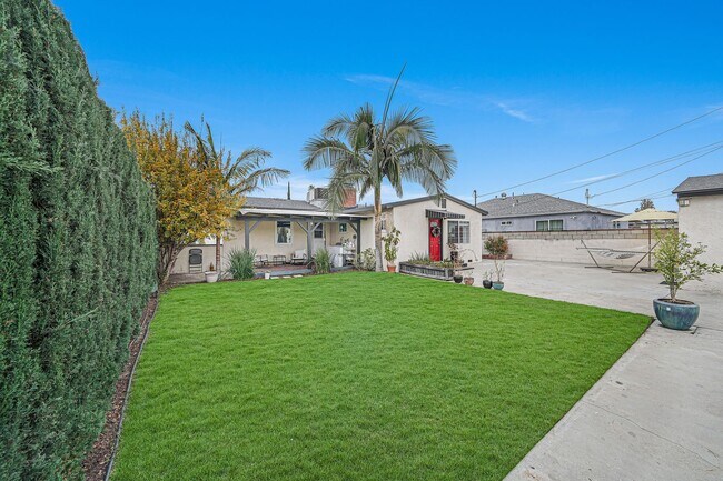 Building Photo - A beautiful  home in North Hollywood is no...