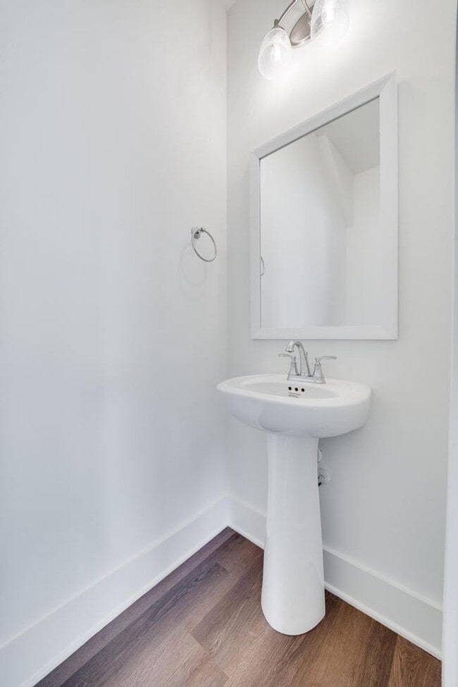 Building Photo - Primary suite on main level with bonus loft upstairs!