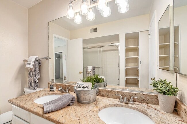 Building Photo - Well Maintained 2 Bed, 2 Bath Townhome in ...