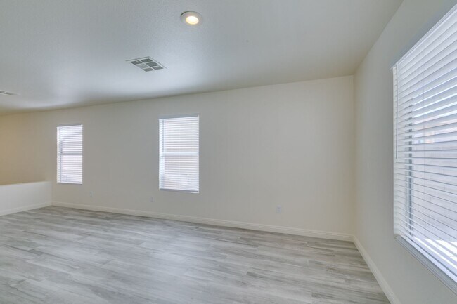 Building Photo - Stunning 4 bedroom, 2.5 bathroom
