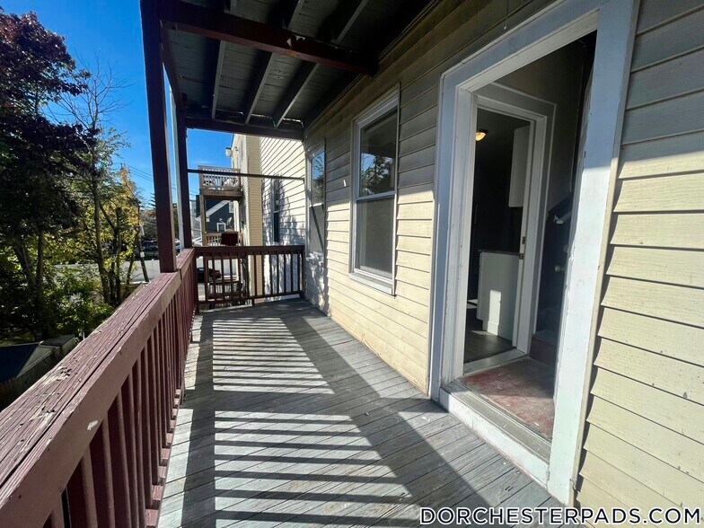 Building Photo - 108 Callender St
