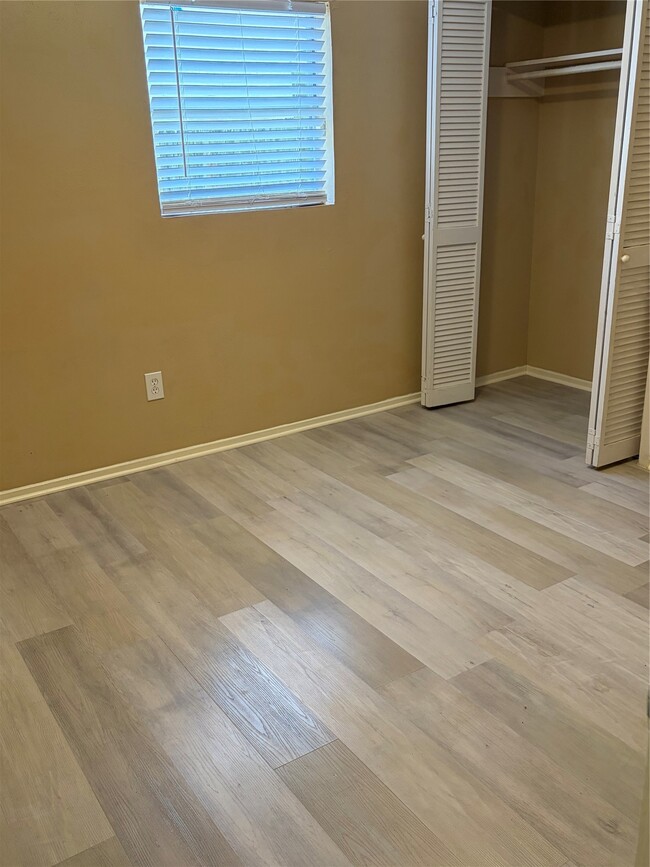 Building Photo - 10722 Highland Woods Dr