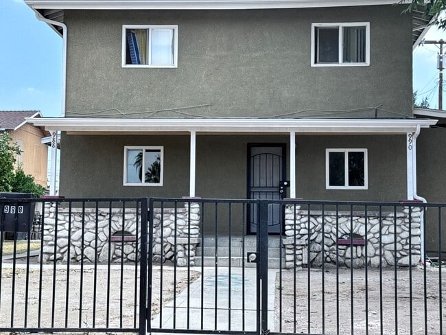 Building Photo - Newly Renovated 3 Bed, 3 Bath Ground Floor...