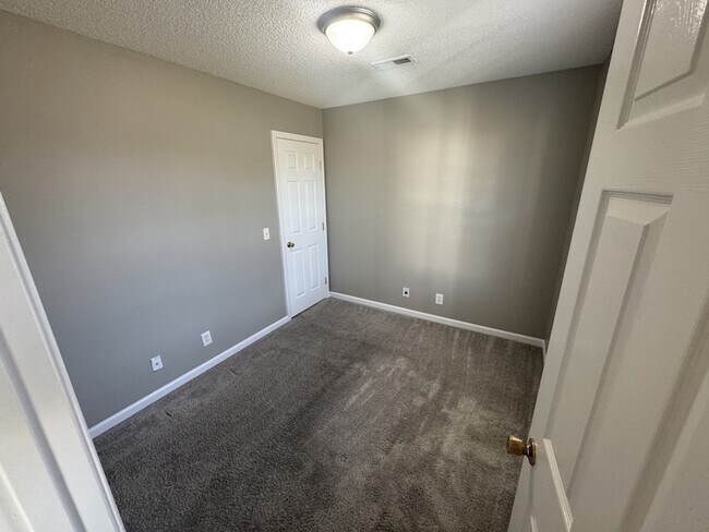 Building Photo - 105 Lorien Cir