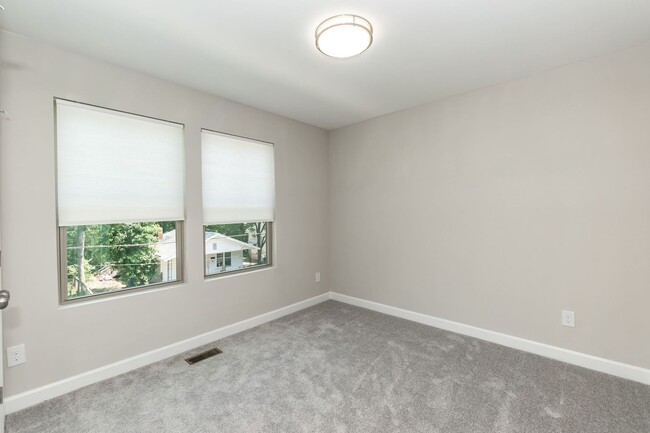 Building Photo - LIKE NEW THREE BEDROOM HOME!