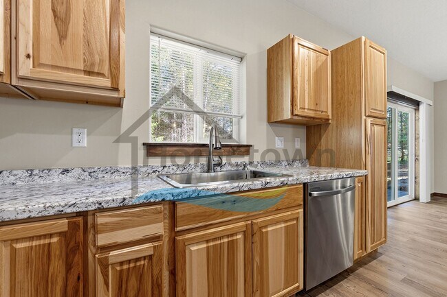 Building Photo - 4 Bedroom 2 Bathroom Home with Attached 2-Car Garage Available in Blanchard!