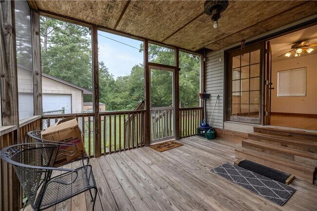 Building Photo - 3 Bedroom Home w/ Workshop and Fenced Yard