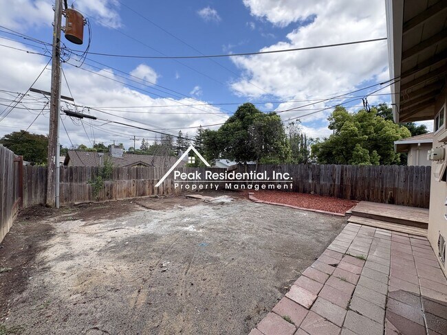 Building Photo - Updated 2bd/1ba Sacramento Duplex
