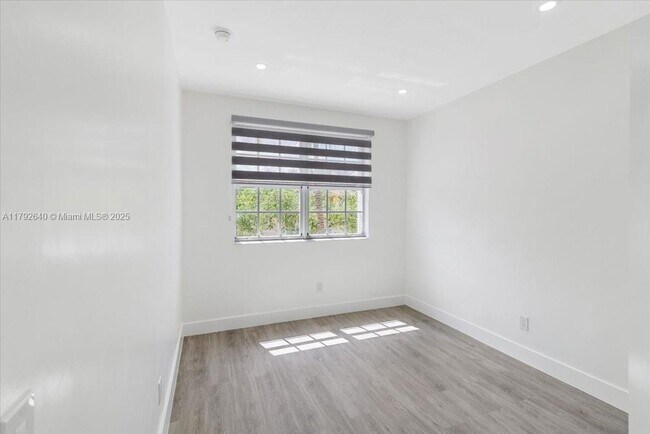 Building Photo - 685 NE 21st Ave