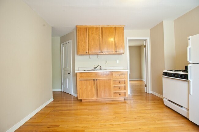 Building Photo - 8/1-$1745 – 3 BR with Laundry, Upper Flat Close to Lakefront and UWM - 2431 N Farwell