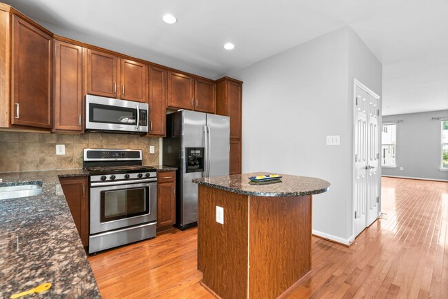Building Photo - 3 Bedroom 3.5 Bathroom - Wheaton Townhouse...
