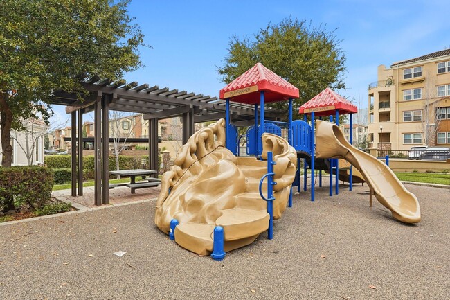 Building Photo - Spacious 2BR/2BA End-Unit Condo for rent in Warm Springs – Montebello Community