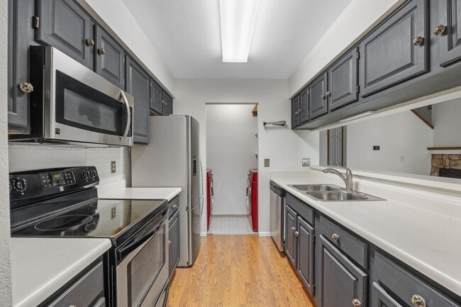 Building Photo - Spacious 3BR/3BA Condo w/ Loft & Vaulted Ceilings!