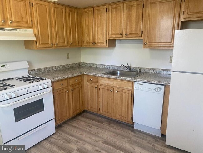 Building Photo - 2200 Greenwich St