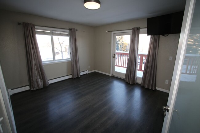 Building Photo - Nicely Updated 3 Bedroom Condo Downtown!