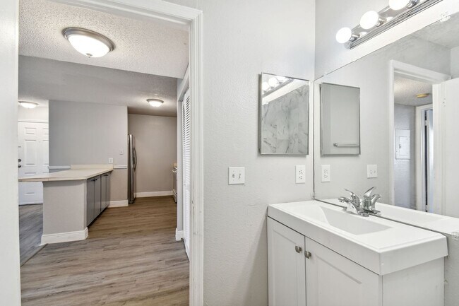 Building Photo - 9481 Highland Oak Dr