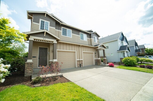 Building Photo - Newer Construction Townhome in Canby