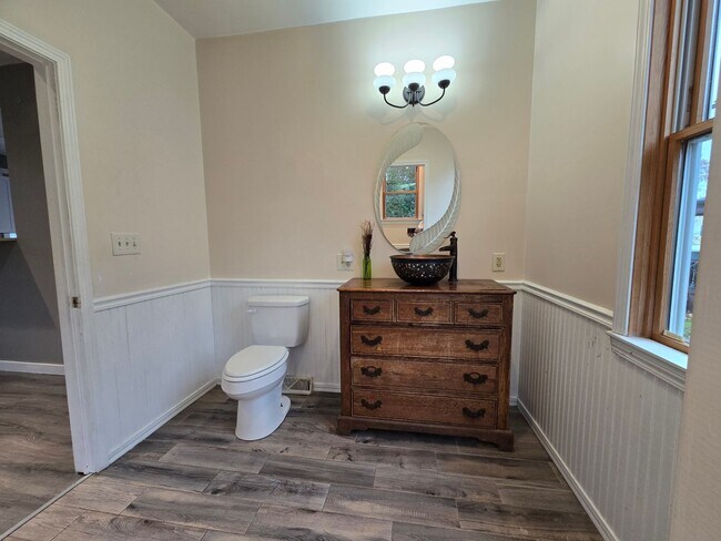 Building Photo - Updated 3br house!!